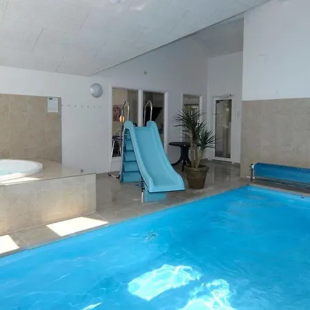 Sleeps 16 Pool Wifi Holiday home *